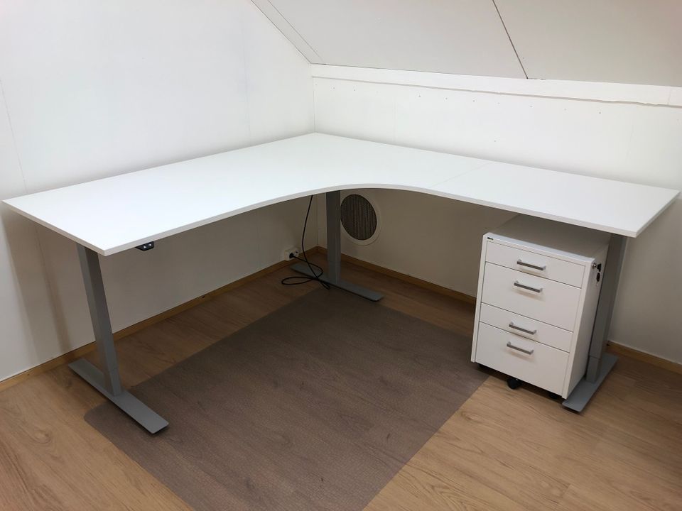 Ny elektrisk hev/senk hjørnepult med Linak understell. - NYE KONTORMØBLER