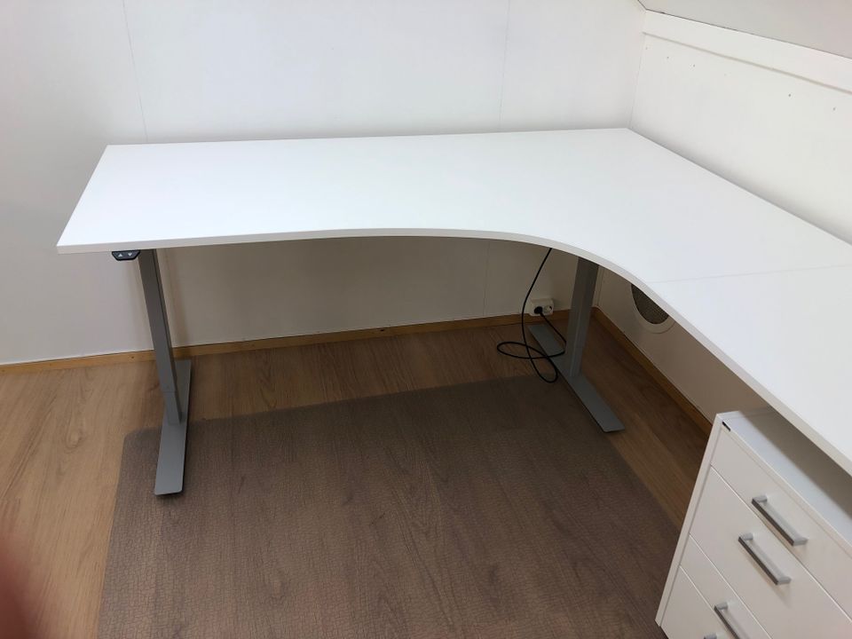 Ny elektrisk hev/senk hjørnepult med Linak understell. - NYE KONTORMØBLER - Bilde 3
