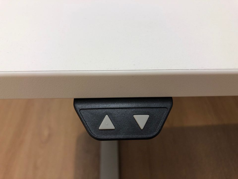 Ny elektrisk hev/senk hjørnepult med Linak understell. - NYE KONTORMØBLER - Bilde 4