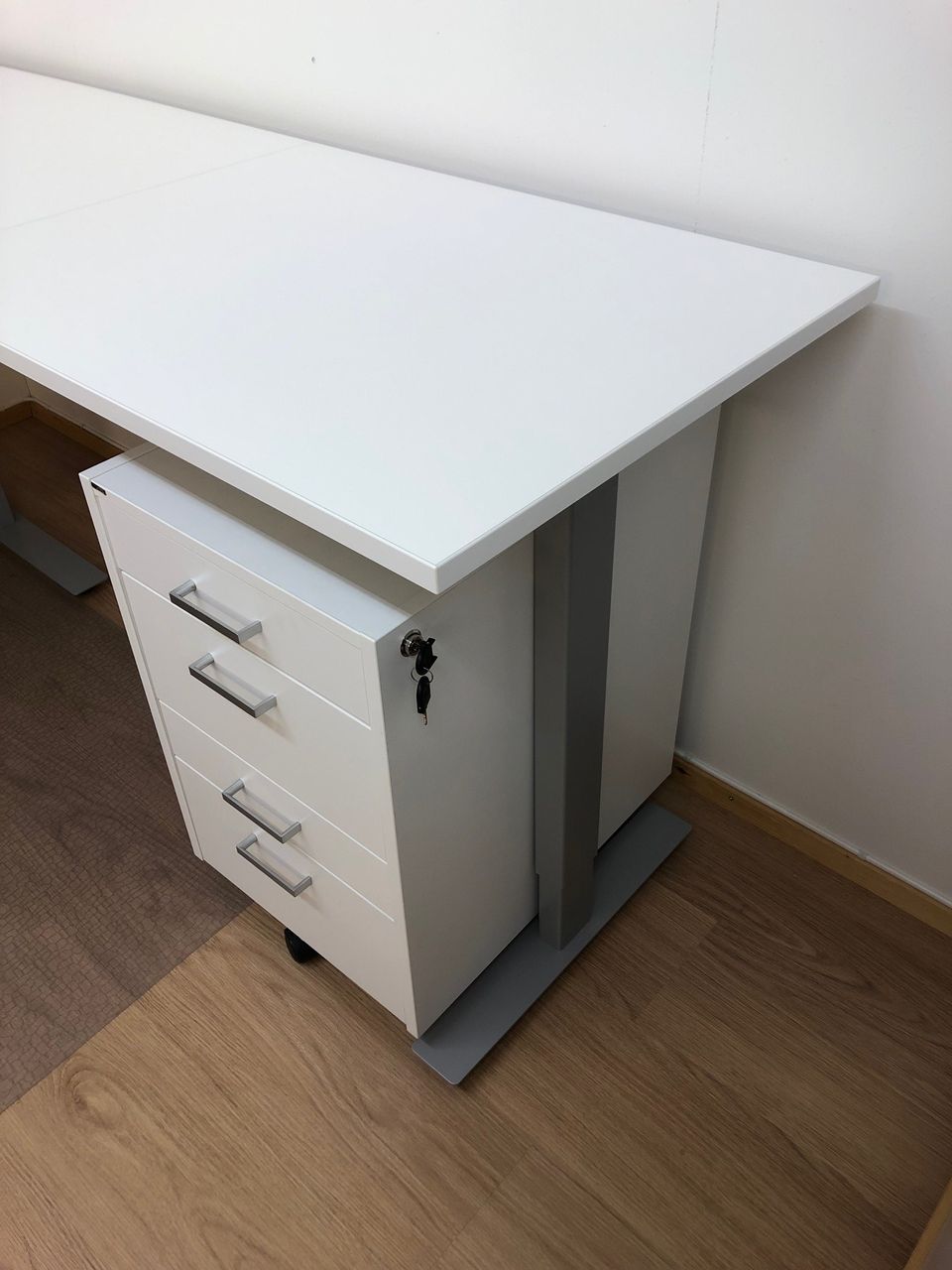 Ny elektrisk hev/senk hjørnepult med Linak understell. - NYE KONTORMØBLER - Bilde 5