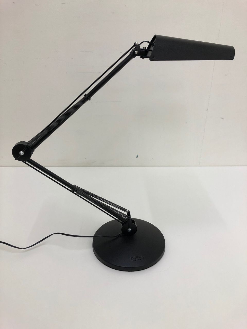 Luxo Air Led 600 bordlampe med bordfot - BRUKTE KONTORMØBLER -